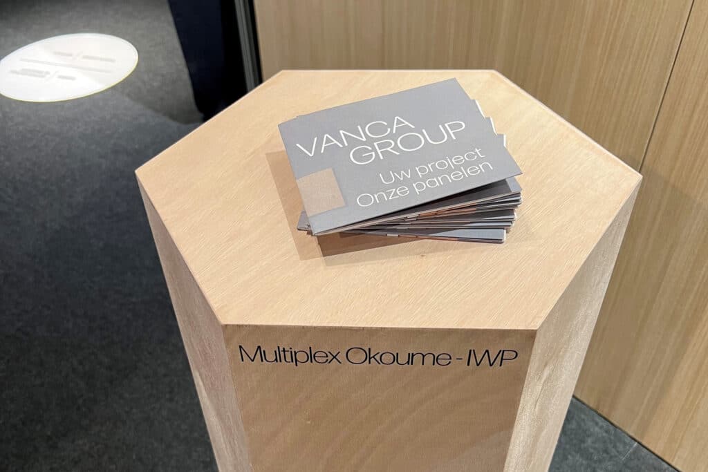 Le premier panneau magnétique en placage et les décors naturels surprennent les visiteurs du salon 1